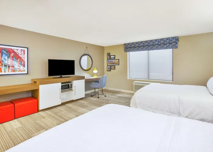 Hampton Inn & Suites Oakwood Village-Cleveland