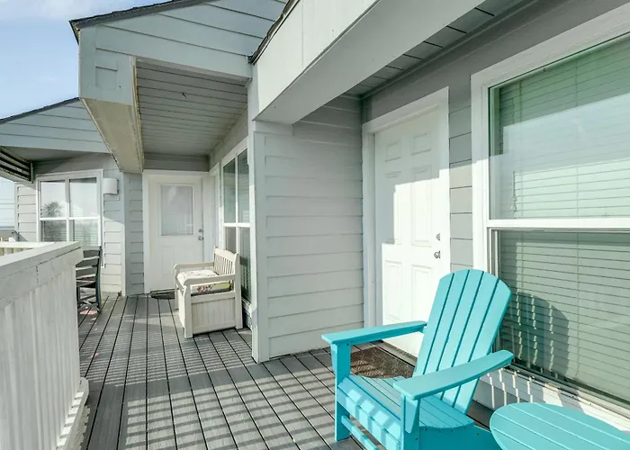 Balcony, Pool & Beach Access: Port Aransas Condo!