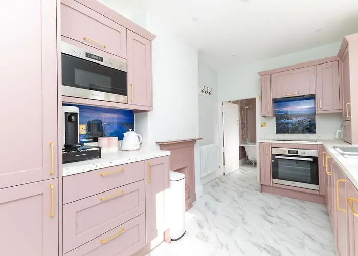 2 Seaside Bedroom Home, Garden, 6 Guests, Parking, Contractors-Families Welcome
