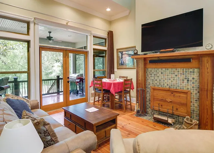 Waterfront Loranger Cottage: Hot Tub, Deck & Grill