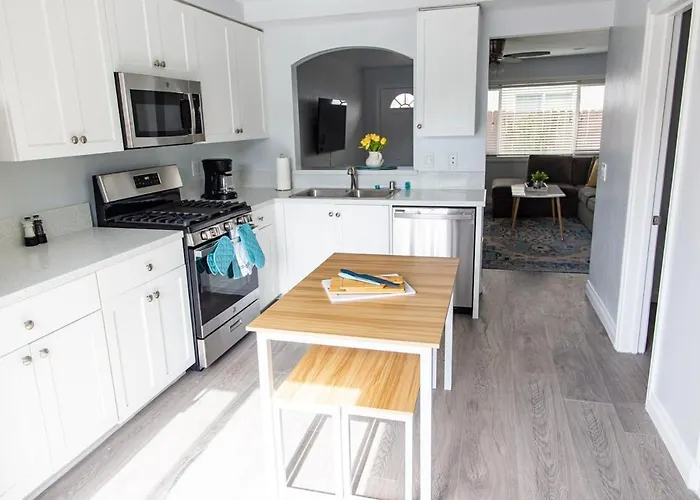 Cozy Coastal Townhome W/ Parking