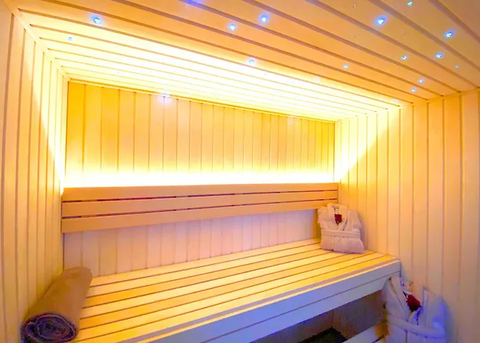Brit Hotel Piscine & Spa - Fougeres