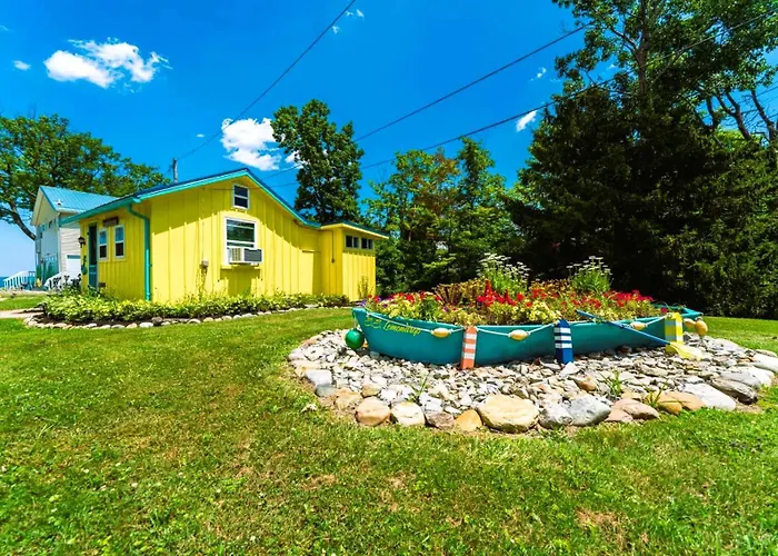 Lemondrop Lake-Front Cottage
