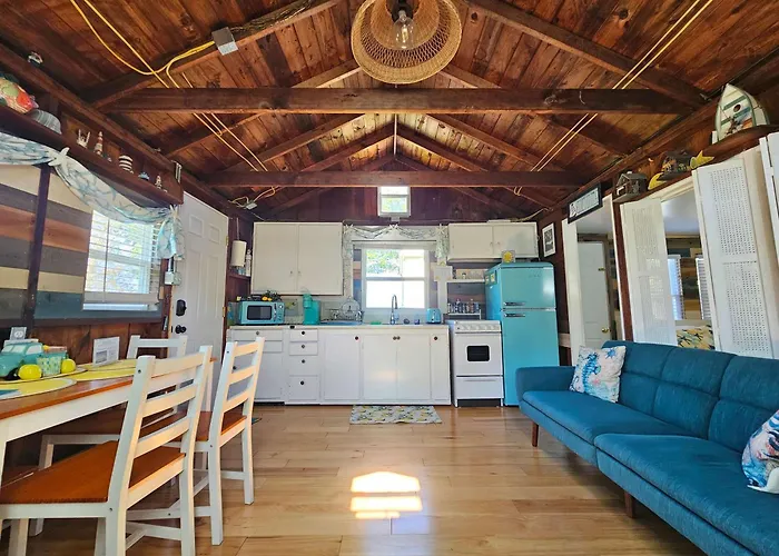 Lemondrop Lake-Front Cottage