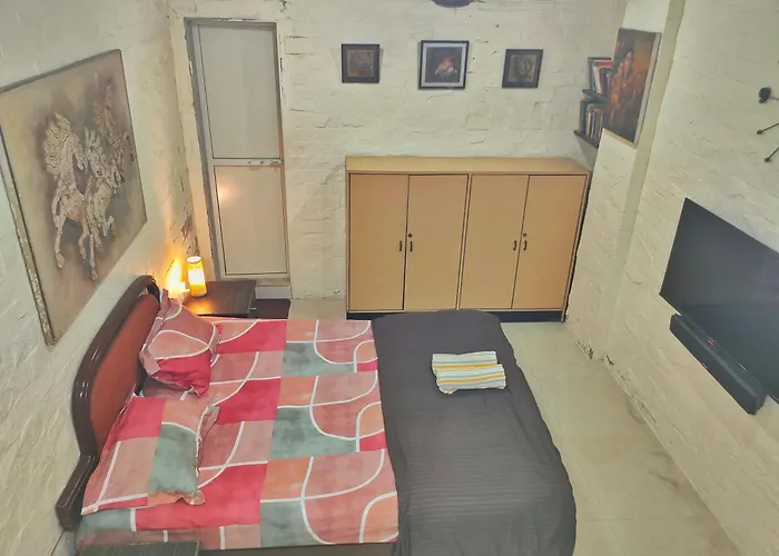 Ivory Room, Ac, Smart Tv, Ensuite, Independent Homestay