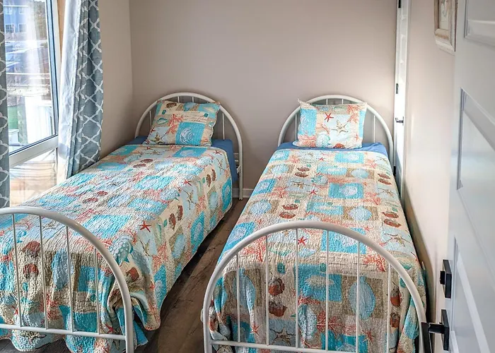 Bright Kitty Hawk Home W/ Hot Tub, Walk To Beach!