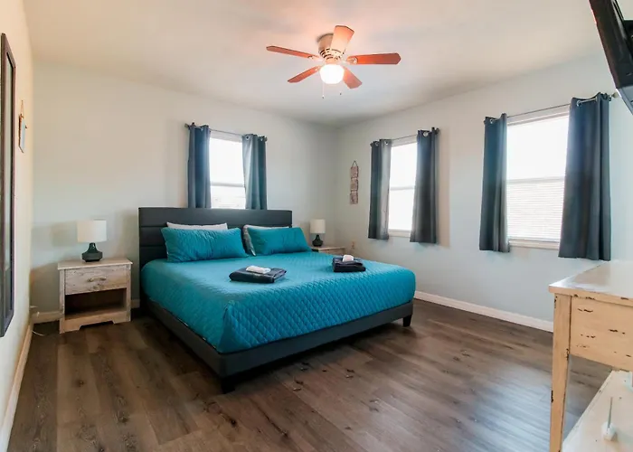 Lovely Vacation Home 1 Block From Beach & Downtown Gulfport