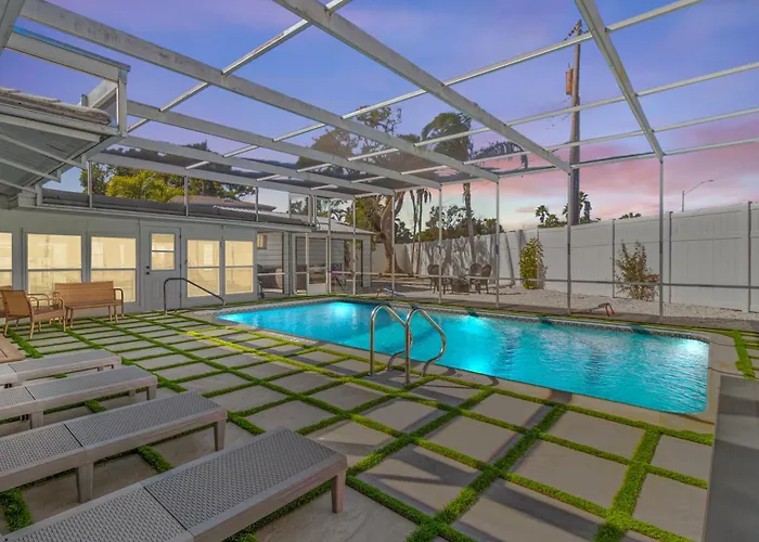 Private Resort Near Ami With Heated Pool & Games