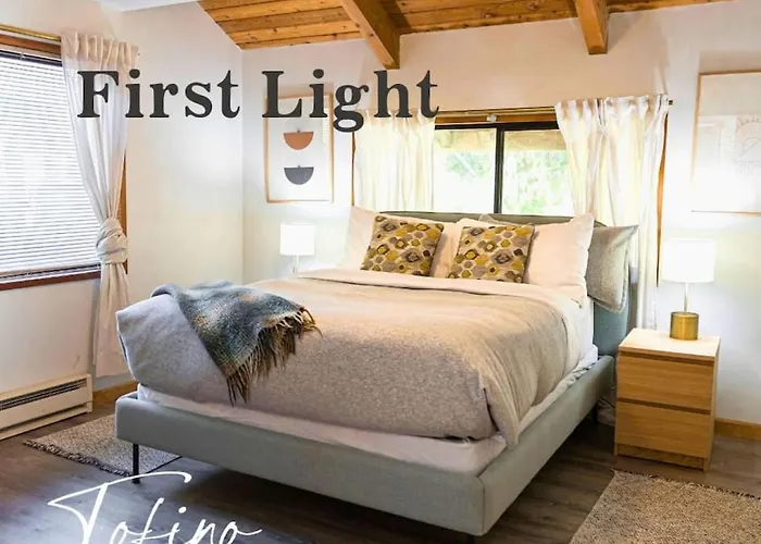 First Light - Vintage Waterfront With Hot Tub - One Bedroom