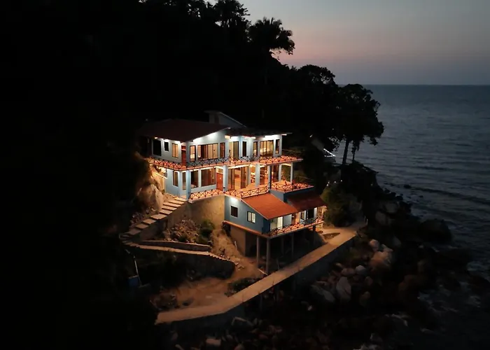 Casa Altamar, Oceanfront Estate With Rooftop Deck