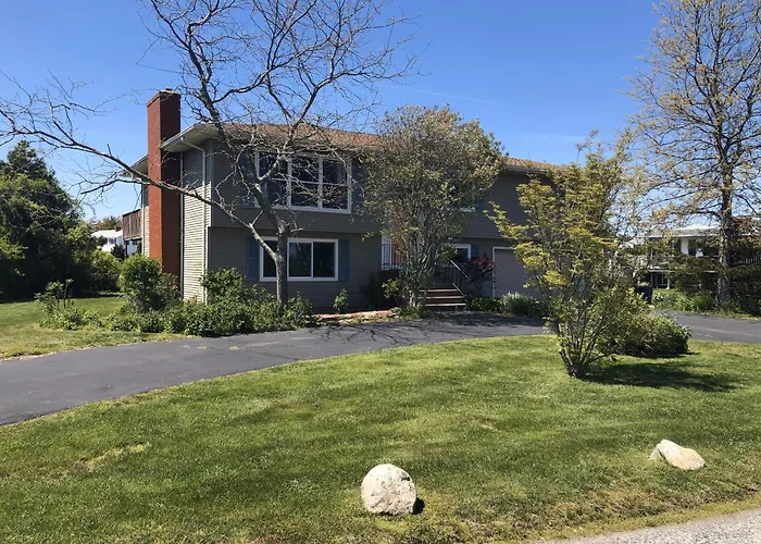 Spacious And Walk To The Beach With Central Ac And Outdoor Shower