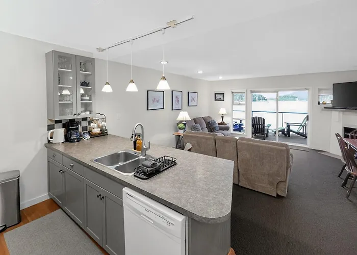 The Landing- Your Downtown Waterfront Oasis