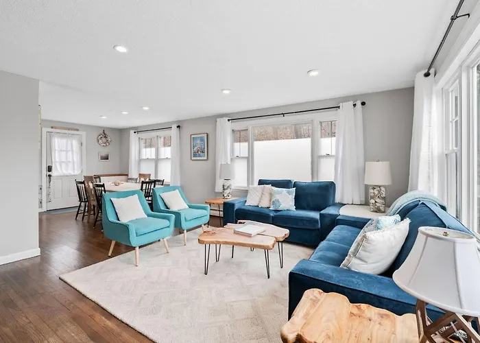 4Br Home | Walk To Beach & Downtown | Parking