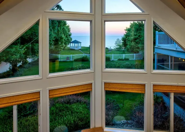 Spacious A-Frame With Lake Michigan Views & Hot Tub-Family Friendly