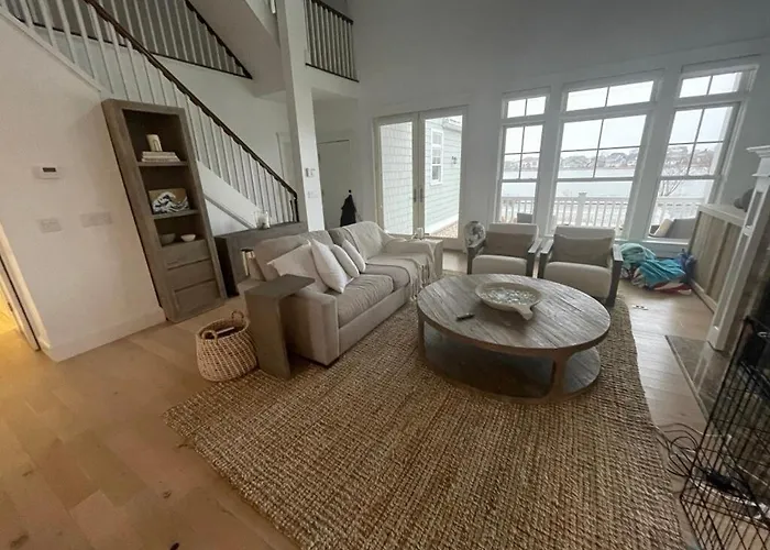 Lakefront 5-Bedroom House Near Ocean With Pool