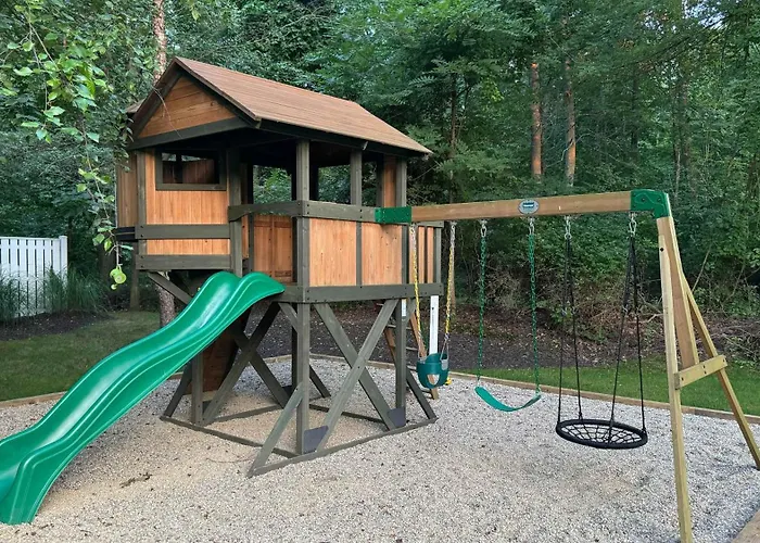 Spacious A-Frame With Lake Michigan Views & Hot Tub-Family Friendly