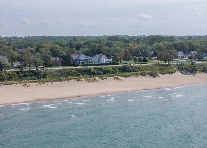 South Haven Luxury Lakefront - Panoramic Lake Views