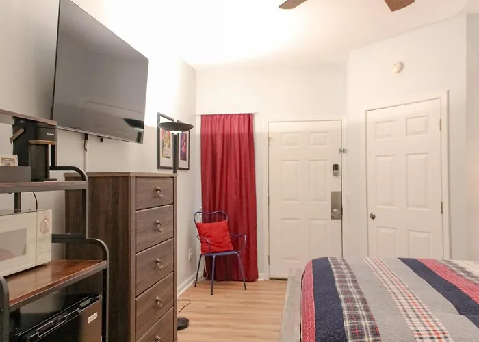 The Suite At 205 Royal Poste Rd
