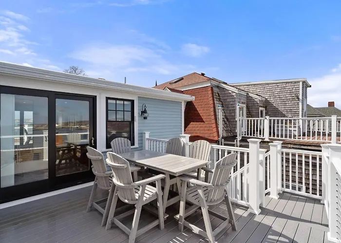 Rare Waterfront Luxury Penthouse|Bearskin Neck