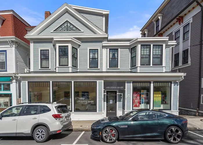 Rare Waterfront Luxury Penthouse|Bearskin Neck