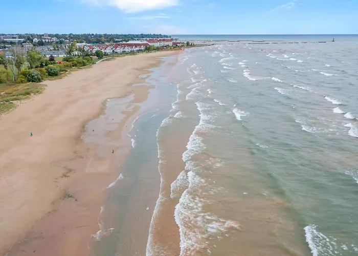 Beachside Condo Downtown With Lake Michigan Views