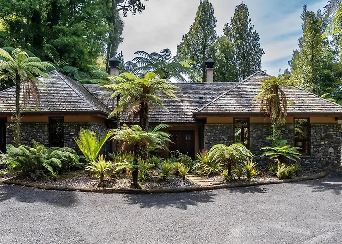 Treetops Lodge & Estate