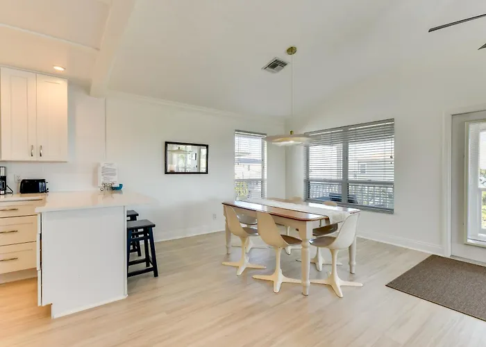 Steps To Ocean & Bay: Bradenton Beach Townhome!