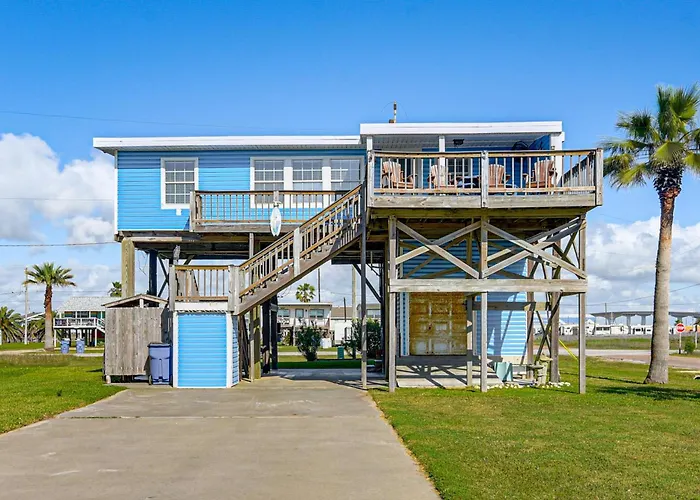 1 Block To Surfside Beach: Home W/ Deck!