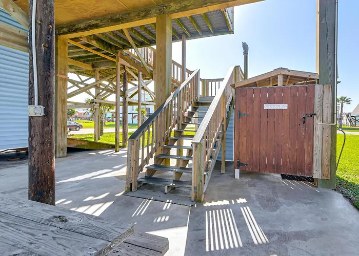 1 Block To Surfside Beach: Home W/ Deck!