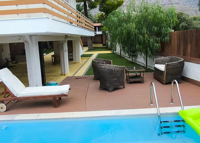 House With A Pool, 2' From The Beach