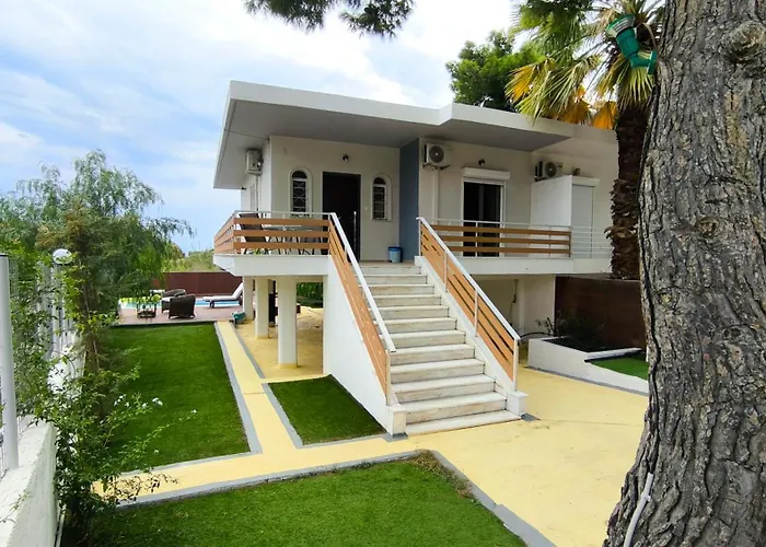 House With A Pool, 2' From The Beach