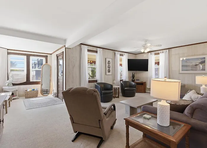 3 Bedroom 2 Bath Beach House Condo- 10 Houses From The Beach Walk To The Beach, Where Every Fisherman'S Paradise Begins