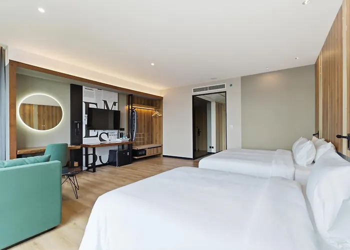 The Everly Lhesson Kuching