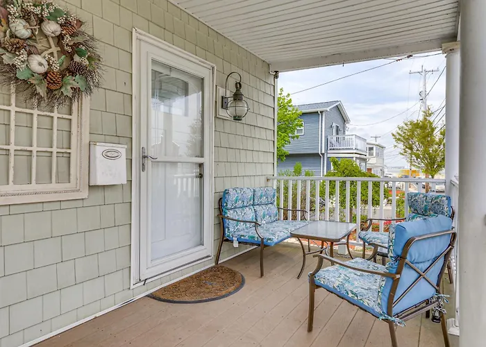Steps To Short Beach: Ocean-View Apt W/ Deck!