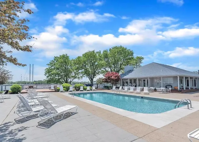 Port Clinton Paradise- Waterfront 2 Bedroom, Pool, Hot Tub, Sauna, Fire Pit