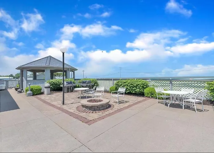 Port Clinton Paradise- Waterfront 2 Bedroom, Pool, Hot Tub, Sauna, Fire Pit