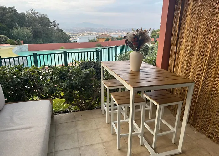 Vue mer sur la baie de Cannes piscine randonnée