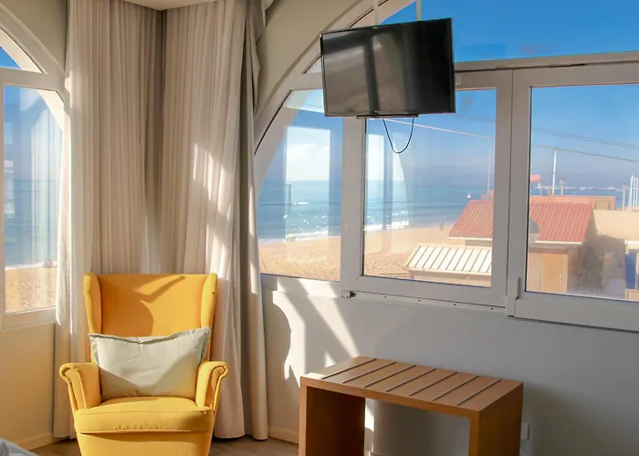 Golden Beach Guest House & Rooftop Bar