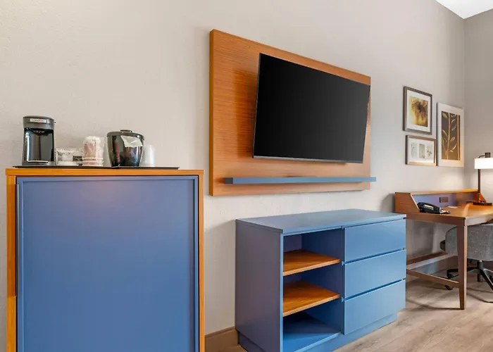 Country Inn & Suites By Radisson, West Bend, Wi