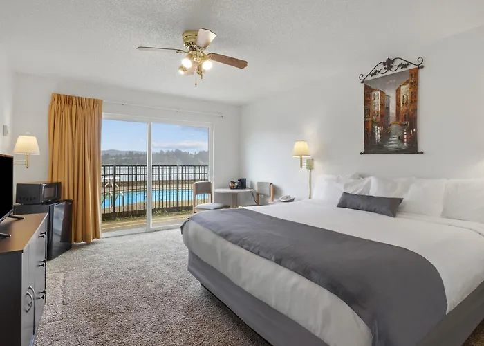 Waldport Bayfront Hotel & Restaurant