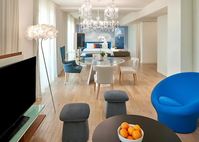 The Valorian West Hollywood, Curio Collection by Hilton
