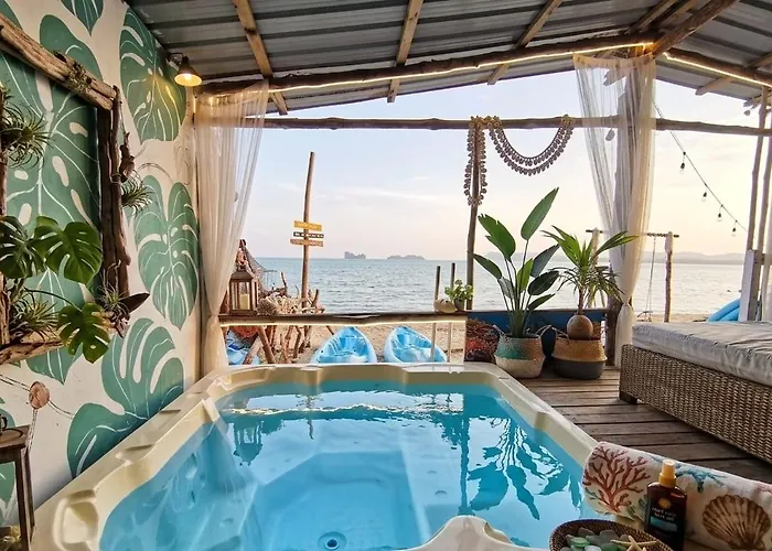 Aura Bluewave Beach House And Mini Beach Cafe
