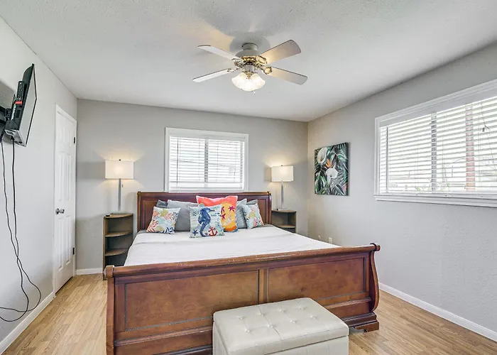 Walk To Gulf: Surfside Beach Home W/ Deck