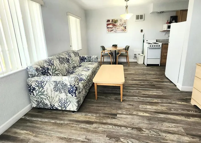 Johns Pass Beach Motel - Treasure Island Beach