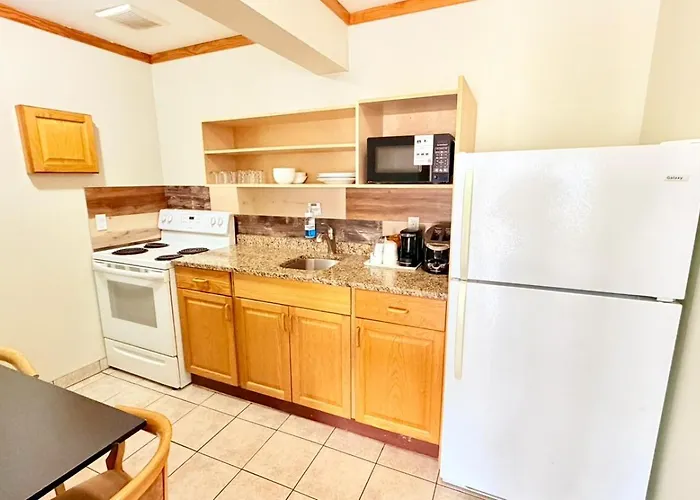 Travelodge By Wyndham Golden Sportsman Lodge