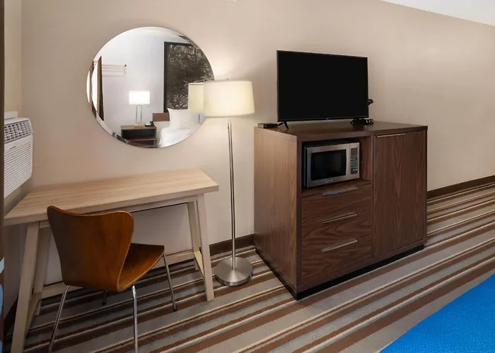Super 8 By Wyndham Longmont/Twin Peaks