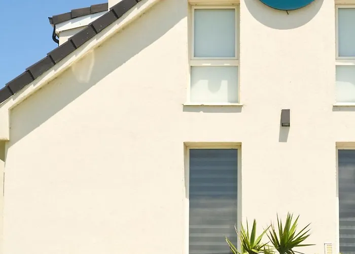Alima Surf & Hotel