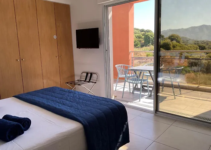 Suite de 2 chambres d'hôtes, proche port&aéroport, vue mer&montagne, climatisation, petit-déjeuner et parking inclus