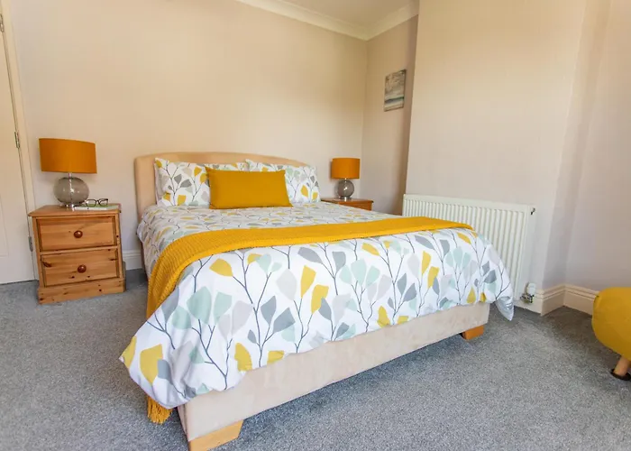 Dog Friendly Cosy Coastal Cottage With Sea Views