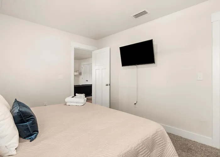 Mins To The Beach/King Beds/Arcade-Snowbird Deals!